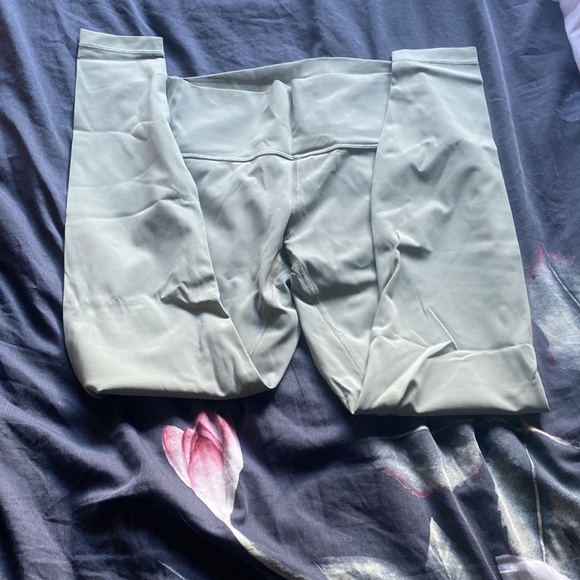 Size 8 green (mint) Lululemon leggings - Picture 2 of 3